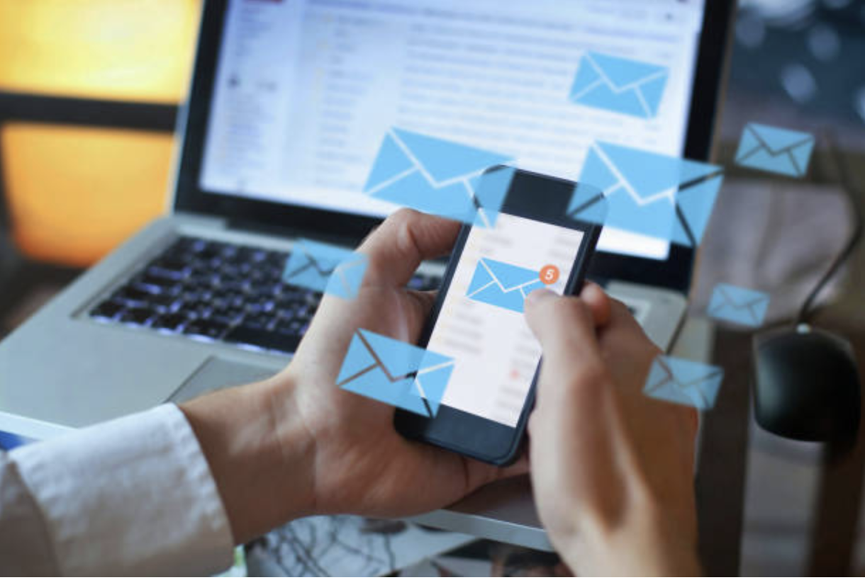 Hãy giữ thái độ lịch sự, nghiêm túc trong email cho giảng viên khi du học Mỹ